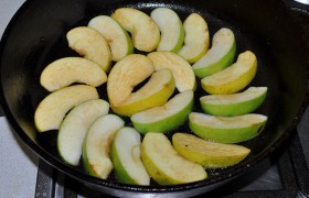 Яблоки нарезаем дольками, кожицу можем оставить, а можем готовить без нее. И на той же сковороде подрумяниваем дольки.