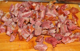 Вынимаем готовое мясо и ребра, даем немного остыть и нарезаем. 