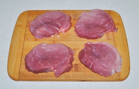 Не забывая правило – нарезать мясо для жарки строго поперек мясных волокон – отделяем от окорока 4 стейка общим весом около 500 г. Толщина – 14-15 мм.