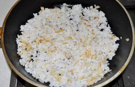 Добавляем промытый рис и обжариваем с луком 4-5 минут. Эти 2 компонента очень улучшают вкус салата. Даем остыть.