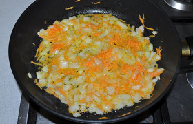 Мелко шинкуем луковицу и натираем морковь, пассеруем (обжариваем) на достаточно сильном огне до золотистого оттенка и мягкости, 6-8 минут.

