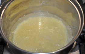 Пока варятся яйца, заливаем в ковшик или кастрюльку кипящую воду из расчета стакан воды на полстакана кус-куса, закрываем, даем закипеть. Варим не больше минуты. Отставляем с плиты – пусть набухнет и настоится, впитает воду. 