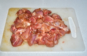 Выбранные нами части курицы отделяем от костей, нарезаем на примерно одинаковые кусочки, не мельчим. Посыпаем солью и перцем, перемешиваем.
