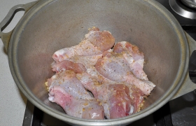 Выкладываем на дно посуды для тушения, посыпаем частью готовой приправы для курицы.