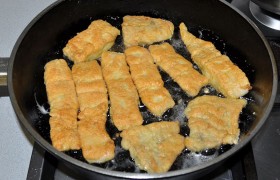 Масло в сковороде  перекаливаем  на средне-сильном огне. Размещаем куски рыбы и жарим не более 2,5 минут каждую сторону. Если филе крупное и толстое – на 2-3 минуты дольше. Отломите кусочек на пробу – это очень вкусно!