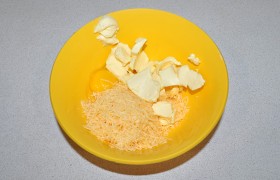 Начинаем с клецок. Натираем мелко сыр, разбиваем яйцо и кладем достаточно размягченное сливочное масло. Солим, перчим и вилкой энергично перемешиваем до однородности.