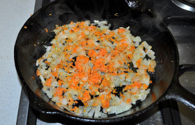 Беремся за суповую заправку. Лук мелко нарезаем, на разогретом растительном масле пассеруем (обжариваем) при помешивании 4-5 минут. Лук стал мягким – добавляем тертую морковь, продолжаем помешивать минуты 3-4.