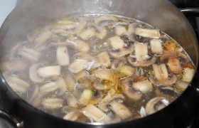 Когда картофель минут 5 поварился, выкладываем в суп заправку с грибами, под крышкой пусть варится около 5 минут.
