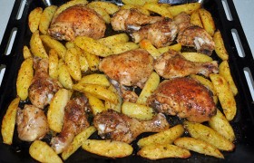 Запекаем при температуре 200° в духовке 35-40 минут. Когда курица и картофель подрумянились и стали мягкими – вынимаем, посыпаем зеленью.