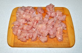 Куриное филе (это может быть и мясо с окорочков), промытое и хорошо обсушенное, нарезаем небольшими кусочками-кубиками – по 20-25 мм. И ставим воду для варки пасты