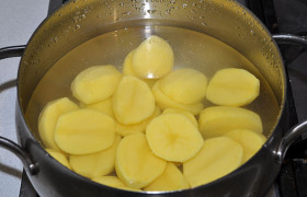​Картошку чистим, делим пополам, в кастрюле заливаем водой. После закипания кладем соду и соль, варим 8-10 минут, практически до готовности. Сода добавляется для лучшей корочки при запекании.