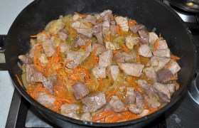 Добавляем морковь по-корейски, соевый соус, перемешиваем, пробуем на соль и досаливаем. Обжариваем при помешивании 3-4 минуты. Пробуем мясо – оно готово и осталось сочным. 