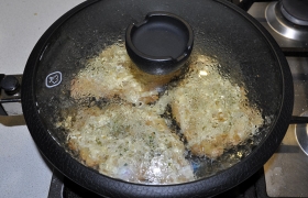 Выключаем конфорку, накрываем сковороду крышкой, под которой в остаточном жаре сыр полностью расплавится.