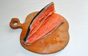Разделываем промытый и обсушенный кусок форели (лосося), отделяем два  филе  с кожей 