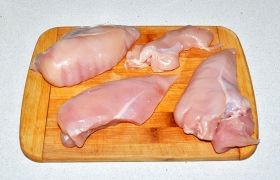 Куриные филе промываем и – это необходимо для качественной обжарки – максимально обсушиваем.