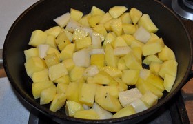 Добавив масла и все так же, не снижая огонь, 7-8 минут жарим нарезанную кубиком картошку, вороша и переворачивая картофельные кубики. В конце – солим и выкладываем на тарелку.
