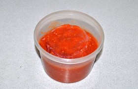 Обмазываем каждый кусок  горлодером  (томаты с чесноком и солью), складываем в контейнер, поливаем сверху, накрываем - и в холодильник. Лучше оставить мясо на холоде на сутки, будет вкуснее.