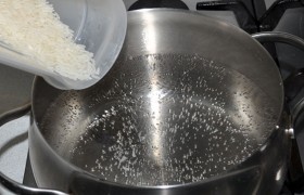 Кастрюлю с водой ставим на огонь, после закипания кладем рис – пусть варится 6-7 минут под крышкой в одиночестве. Бросаем горошки перца.