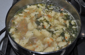 Когда все клецки всплыли – бросаем зелень, выключаем, даем супу постоять 4-5 минут.
