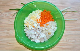 Теперь соединяем в миске нарезанные треску, морковь и яйца, рубленый зеленый лук, рис с луком. Заправляем в меру майонезом и перцем. И даем салату с треской постоять, пропитаться соусом и набраться вкуса.
