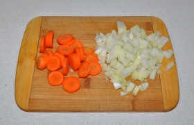 Чистим и нарезаем лук (кубиком) и морковь (как хочется).