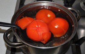 Заливаем их водой. После закипания, когда кожица начнет лопаться и отслаиваться – опускаем в холодную воду, после чего легко удаляем шкурку томатов.