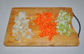 Чистим и нарезаем чеснок,  сельдерей  достаточно мелко шинкуем, как и лук, и морковь.
