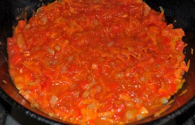 Добавляем в сковороду пюрированные томаты, тушим 4-5 минут.