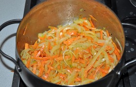 Натираем морковь, добавляем к луку, обжариваем еще 3-4 минуты.