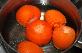 Первым делом ставим воду для бланширования помидоров. Извлекаем из помидоров плодоножку и делаем крестообразный надрез - это поможет легко снять кожицу с плодов. Держим их в кипящей воде полминуты-минуту.