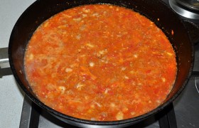 Добавляем томатную пасту, сахар, приправы. Тушим 3-4 минуты.