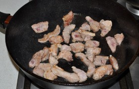 В 2-3 приема, чтобы мясо не варилось в своем соке, обжариваем свинину до легкой корочки, сначала дав маслу 3-5 минут  перекалиться  на сильном огне. 
