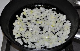 Чистим овощи, нарезаем мелким кубиком  лук, кусочками – грибы. Лук засыпаем в разогретое на среднем огне масло в сковороде, обжариваем 5-6 минут, помешивая, чтобы не пригорело.