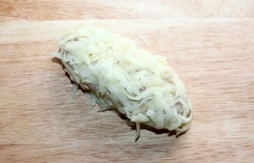 и обваливаем в тертом картофеле. Похлопываем, прижимаем картошку, чтобы мясо покрылось ровным ее слоем.