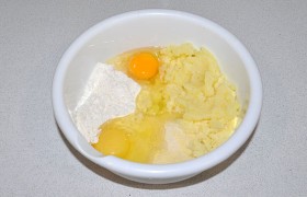 Отвариваем картофель в подсоленной воде, делаем пюре (без масла и молока). Даем остыть. Добавляем манку, муку, яйца, соль, замешиваем тесто.