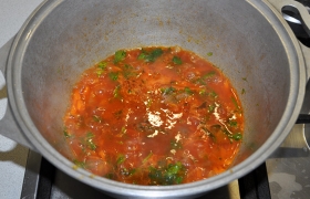 Кладем томатную пасту и сметану, подливаем кипятка, немного солим, посыпаем сахаром, порубленной зеленью – соус готов.