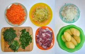 Готовим все компоненты к загрузке в мультиварку (или казан, если готовим в нем). Тонкой соломкой нарезаем морковь, более крупной – капусту. Полукольцами – лук, кубиком – картошку. Рубим зелень. И нарезаем мясо небольшими кусочками.