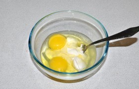 Яйца разбиваем в сметану, солим по вкусу, слегка взбиваем, добавляем в ту же миску.