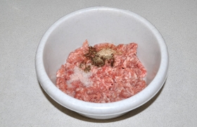 Прокрутив мясо, солим его, перчим, если есть - посыпаем немного приправой для мяса или фарша.