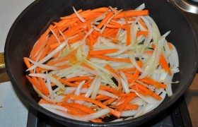 Очищенную морковь натираем на терке для корейской моркови или нарезаем соломкой. Лук – тонкими перьями вдоль. На среднем огне, с парой ст. ложек масла, 10 минут  пассеруем , посыпаем немного перцем, солью, выкладываем. На этой же сковороде, где уже почти нет масла, 3-4 минуты подпекаем соломку сладкого перца.