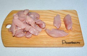 Нарезаем ломтиками поперек филе, толщина – 15-17 мм. Малые филе используем целиком или делим пополам.