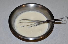Для соуса в большой кружке или в миске соединяем все его компоненты, венчиком или вилкой взбиваем в однородную массу. 