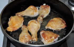 Тем временем сковорода с маслом сильно разогревается на огне между большим и средним. Кладем куски курицы, обжариваем по 4-5 минут сторону до хорошего румянца. Перекладываем в посуду для тушения.