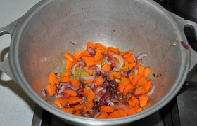 Добавляем морковь, обжариваем 4-5 минут.