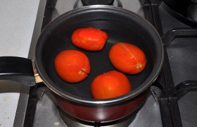 Тем временем надрезанные сверху помидоры заливаем кипятком. Когда начнет отслаиваться кожица – охлаждаем в воде, снимаем кожицу, нарезаем помидоры кубиком. Вместо этого можем взять консервированные томаты без кожицы.