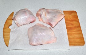 После промывания куриных бедрышек как следует обсушиваем их, чтобы маринад не сползал с мокрой кожи.