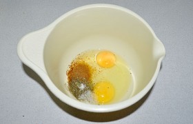 Разбиваем в миску яйца, сыплем любимые специи и приправы, смешиваем. 