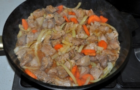 Посыпаем мясо солью, перцем, готовой приправой, уменьшаем огонь до маленького, накрываем и оставляем индейку тушиться минут 10-15. Сока мяса и овощей в сковороде достаточно для этого.