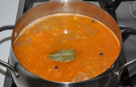 В бульон к наполовину готовой картошке и почти мягкому рису выкладываем  заправку  супа. Пробуем на соль, снова накрываем, на малом огне довариваем суп 4-5 минут. Выключив, даем ему настояться под полотенцем 8-10 минут.