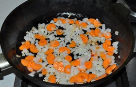 Добавляем морковь, жарим 3-4 минуты.